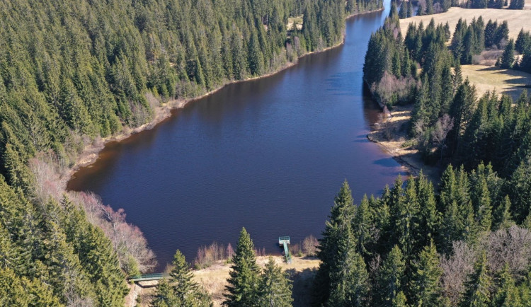 Nádrž u hranic potřebuje ochranu, tvrdí vědci. Nepravdy, reaguje firma