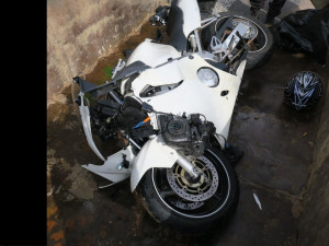 Motorkář nedokázal dobrzdit a narazil do auta před sebou. Nadýchal přes jedno promile