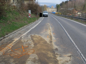Motorkář nedokázal dobrzdit a narazil do auta před sebou. Nadýchal přes jedno promile