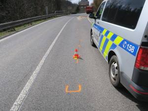 Motorkář nedokázal dobrzdit a narazil do auta před sebou. Nadýchal přes jedno promile