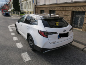 Motorkář nedokázal dobrzdit a narazil do auta před sebou. Nadýchal přes jedno promile