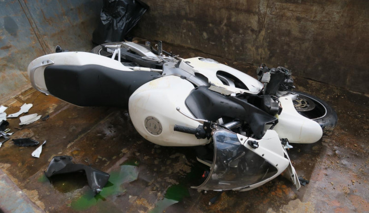 Rozbitá motorka po autonehodě.