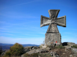 Vyvrácený žulový kříž u Kořenova převezl KRNAP do muzea ve Vrchlabí