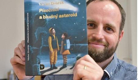 Václav Dvořák s prvním dílem knihy o Písečnících.