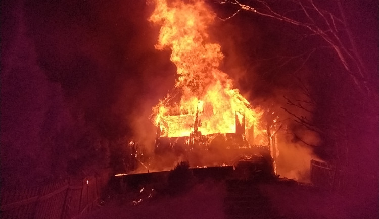 Hasiči na Českolipsku zasahovali u požáru domu. Výše škody je bezmála milion korun