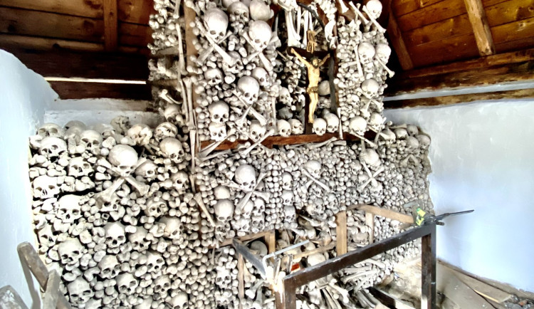 V Letařovicích na Liberecku dokončili záchranu barokní kostnice