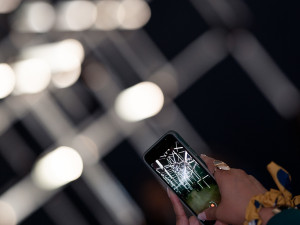 Čeští skláři zaujali v italském Milánu netradičním křišťálovým svítidlem