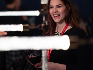 Čeští skláři zaujali v italském Milánu netradičním křišťálovým svítidlem