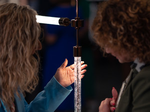 Čeští skláři zaujali v italském Milánu netradičním křišťálovým svítidlem