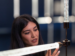 Čeští skláři zaujali v italském Milánu netradičním křišťálovým svítidlem