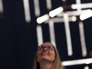 Čeští skláři zaujali v italském Milánu netradičním křišťálovým svítidlem