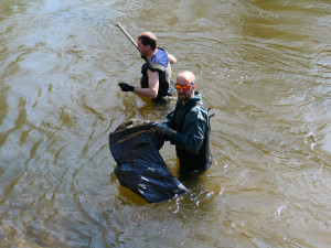 Dobrovolníci vyčistili Meandry Smědé. Odpadem naplnili 67 pytlů