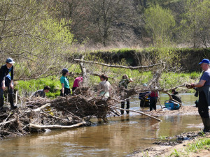 Dobrovolníci vyčistili Meandry Smědé. Odpadem naplnili 67 pytlů