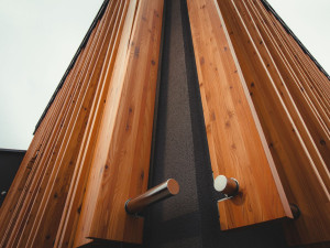 Truhlářství v modřínovém kabátě najdete v zóně pod Ještědem