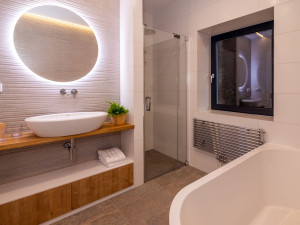 Rodinné bydlení zakousnuté do skály najdete ve Starém Harcově