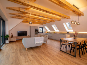 Rodinné bydlení zakousnuté do skály najdete ve Starém Harcově