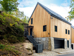 Rodinné bydlení zakousnuté do skály najdete ve Starém Harcově