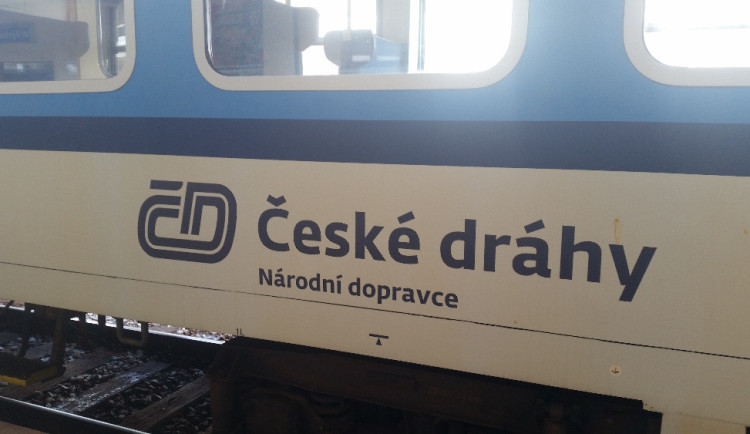 Vlak u Krásného Lesa srazil chodce, do nemocnice ho transportoval vrtulník