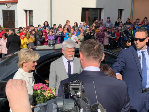 Prezident Petr Pavel s chotí zahajují návštěvu regionu v Novém Městě pod Smrkem.
