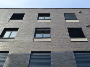 Nenápadný dům nedaleko centra je chytrý a šetrný k přírodě