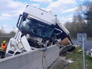 Na nájezdu u Ohrazenic havaroval kamion s papírem. Řidič se zranil