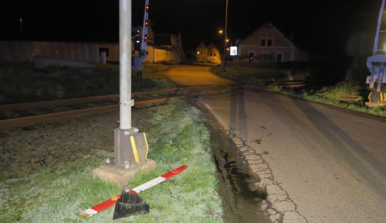 Řidič prorazil závory na přejezdu a ujel. Pátrá po něm policie