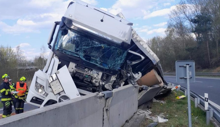 Na nájezdu u Ohrazenic havaroval kamion s papírem. Řidič se zranil
