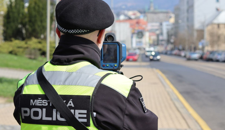 Strážníci mají nový laserový radar, měří s ním na jednadvaceti místech