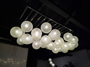 Industriální bar s výhledem na pulsující centrum vrátí hosty do minulosti