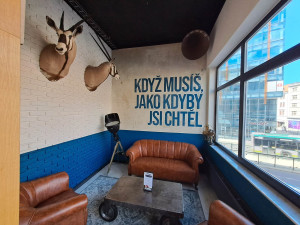 Industriální bar s výhledem na pulsující centrum vrátí hosty do minulosti