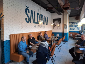 Industriální bar s výhledem na pulsující centrum vrátí hosty do minulosti