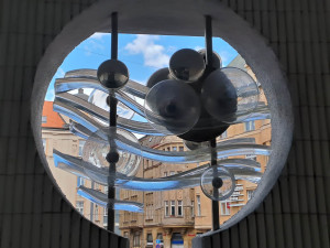 Industriální bar s výhledem na pulsující centrum vrátí hosty do minulosti