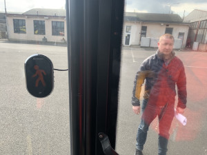 První v Česku. Systém hlídá slepý úhel, řidiče autobusu v Liberci upozorní na blížící se chodce a cyklisty