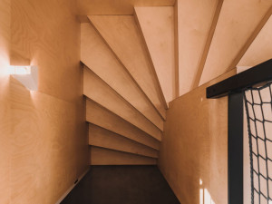 Rodinný dům ve strmém svahu se otáčí do všech stran jako větrník