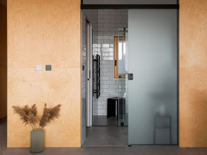 Rodinný dům ve strmém svahu se otáčí do všech stran jako větrník