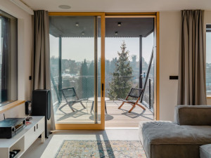 Rodinný dům ve strmém svahu se otáčí do všech stran jako větrník