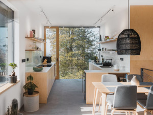 Rodinný dům ve strmém svahu se otáčí do všech stran jako větrník