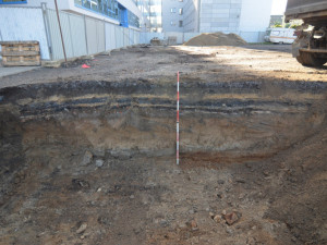 Archeologický průzkum v místě stavby parkovacího domu u krajského úřadu. Našli zbytky náhonu i kuthan