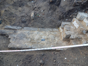 Archeologický průzkum v místě stavby parkovacího domu u krajského úřadu. Našli zbytky náhonu i kuthan