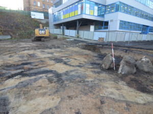 Archeologický průzkum v místě stavby parkovacího domu u krajského úřadu. Našli zbytky náhonu i kuthan