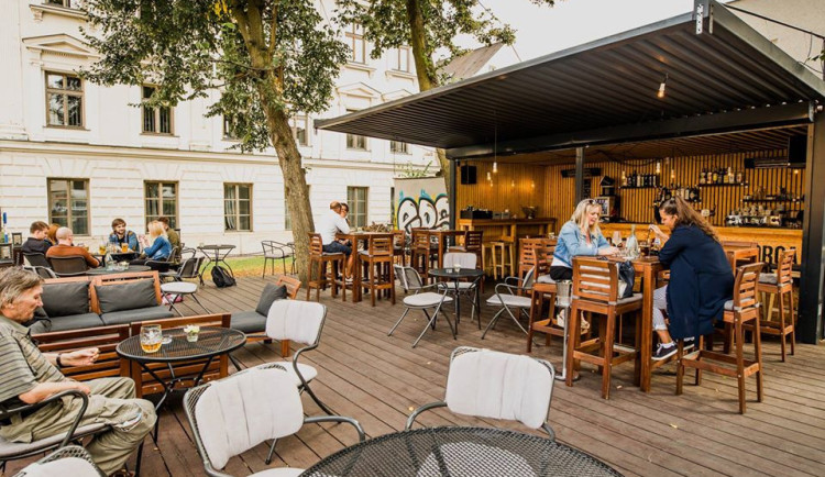 Liberec ani letos nebude vybírat poplatek za předzahrádky restaurací