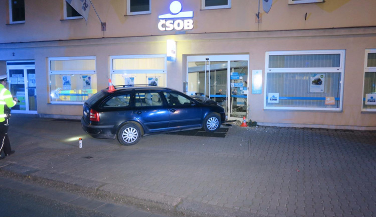 Mladík naboural do banky, poté nadýchal téměř dvě promile