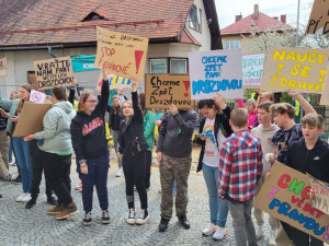 Demonstrace v Hodkovicích. Za odvolanou zástupkyni ředitelky se postavili rodiče i děti