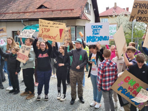 Demonstrace v Hodkovicích. Za odvolanou zástupkyni ředitelky se postavili rodiče i děti
