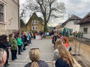 Demonstrace v Hodkovicích. Za odvolanou zástupkyni ředitelky se postavili rodiče i děti