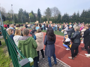 Demonstrace v Hodkovicích. Za odvolanou zástupkyni ředitelky se postavili rodiče i děti