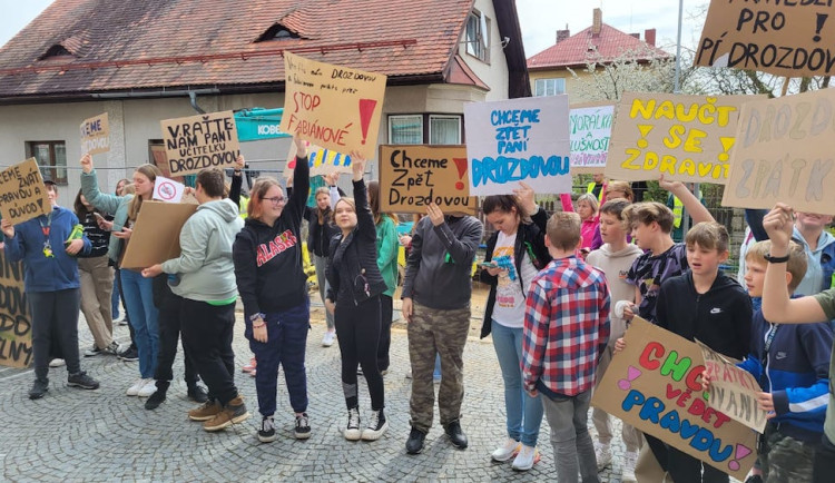 Demonstrace v Hodkovicích. Za odvolanou zástupkyni ředitelky se postavili rodiče i děti