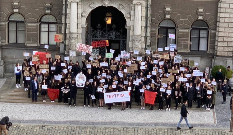 Žáci i někteří učitelé demonstrovali proti zrušení liberecké textilní školy.