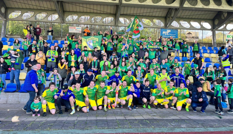 VIDEO: Pochod, vlajky a dýmovnice. I. A třída nabídla lepší atmosféru než ligový fotbal