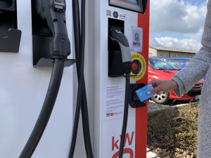 E.ON má ve Strakonicích první dobíječku elektromobilů, kde je možné platit kartou